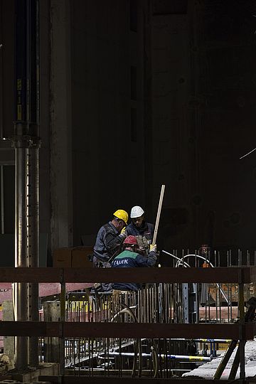 Dreei Bauarbeiter bei der Arbeit.