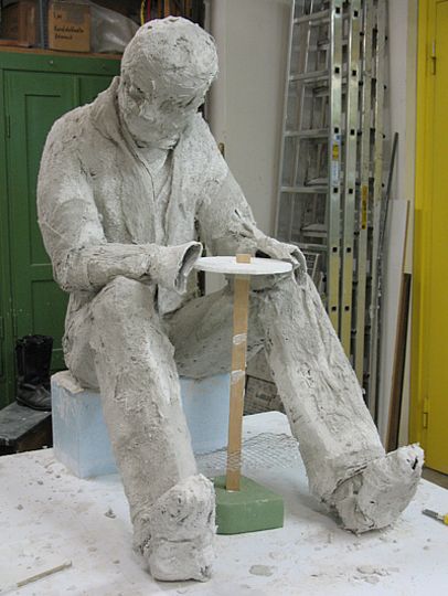 Louis Blériot entsteht aus Gips.