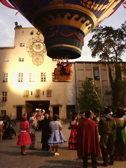 Ballon steigt in die Luft.