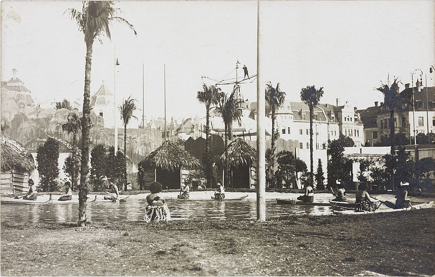 Historisches Foto: "Samoa in München" – Völkerschau auf der Theresienwiese 1910, Postkarte, Münchner Stadtmuseum.