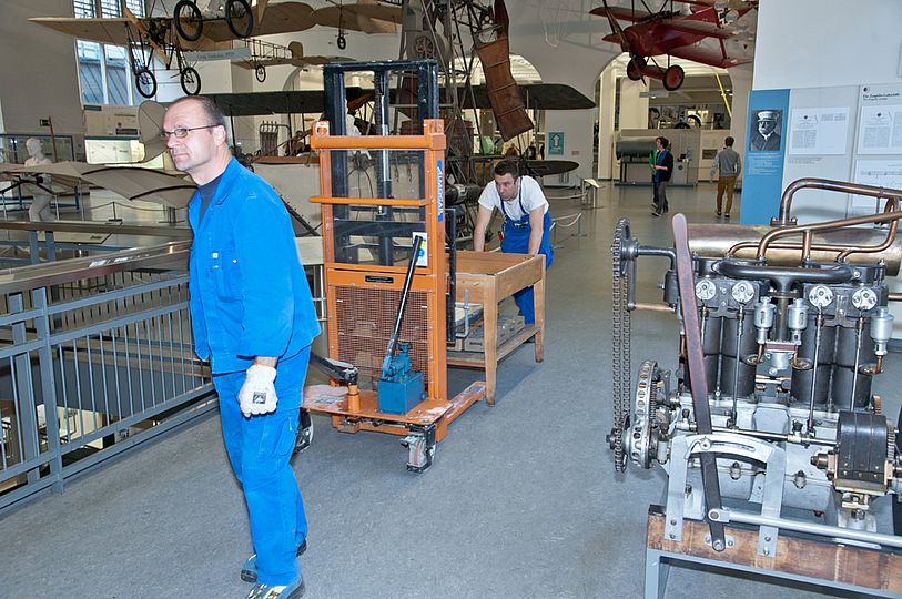 Transport des Otto-Hahn.-Tischs durch die Luftfahrt.