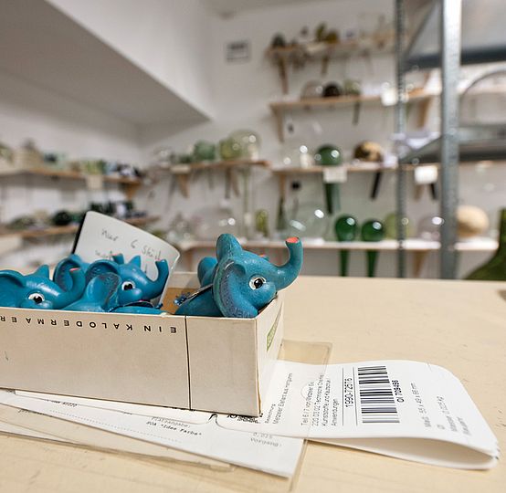 Blaue Elefanten aus Plastik.