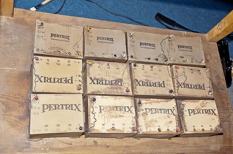 Die Batterien unterhalb des Tisches.