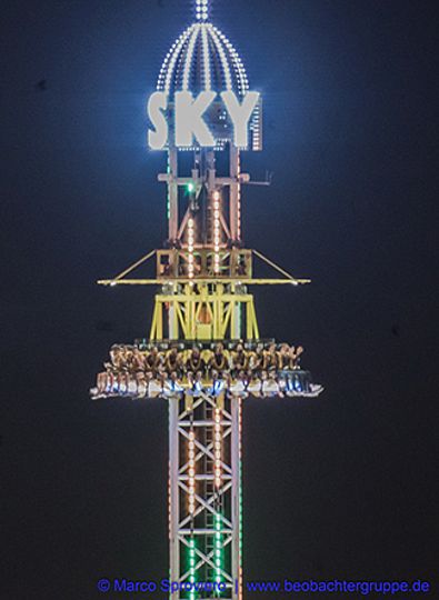 Beleuchteter "SKY-Tower" auf dem Oktoberfest 2019.