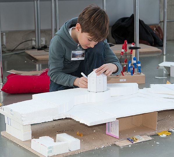 Stadtszenerie, Tiefbunker und Fundamente vom zerbombten Haus.